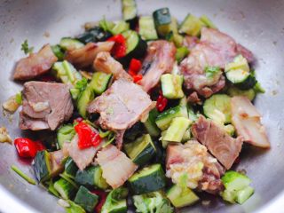 15、猪头肉拌黄瓜,翻拌均匀即可。