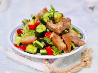 16、猪头肉拌黄瓜,清爽又香浓美味的猪头肉,凉拌黄瓜就做好了。