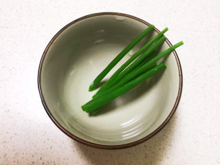 1、健脾养胃粥,把香葱叶清洗干净