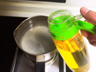 11、健脾养胃粥,加入几滴麻油,大火烧开后文火慢煮20分钟