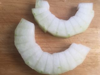 2、白玉冬瓜,先把冬瓜对劈开（厚的话）再切成小块