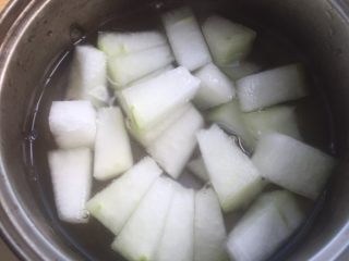 4、白玉冬瓜,注入的清水漫过冬瓜即可