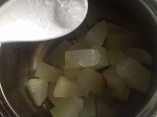 9、白玉冬瓜,加入适量味精。