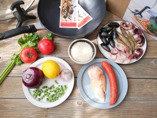 1、西班牙海鲜饭,准备食材。西班牙海鲜饭以西班牙产艮米为原料,如果买不到,尽量选择品质好的大米来做。另外,由于做这个饭的大米不能洗,因此建议大家选择标有免淘洗标志的大米。