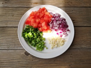 4、西班牙海鲜饭,番茄,洋葱切丁,蒜和欧芹切末。