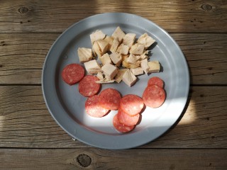 5、西班牙海鲜饭,鸡胸肉过水焯一下后切小块,西班牙肉肠切片。