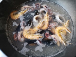 6、西班牙海鲜饭,海鲜入开水焯一下1分钟左右。