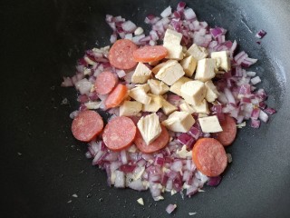 9、西班牙海鲜饭,下红香肠和鸡肉翻炒均匀。