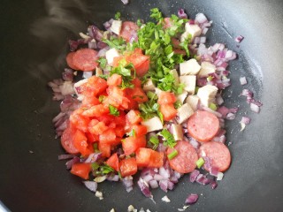 10、西班牙海鲜饭,下番茄块和欧芹。