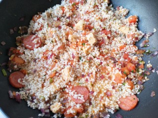 13、西班牙海鲜饭,加入米,翻炒均匀。