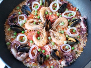 22、西班牙海鲜饭,撒上适量的青豆。