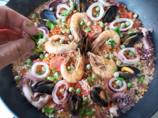 24、西班牙海鲜饭,开盖撒欧芹,关火再焖3分钟。