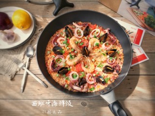 25、西班牙海鲜饭,上桌,挤上柠檬汁拌匀就可以美美的开吃啦!