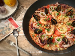26、西班牙海鲜饭,这道西班牙风味的海鲜饭完美的展现在了我们面前尽情享用它吧。