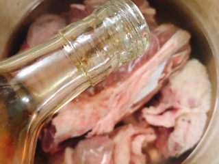 1、咖喱牛肉饭,牛腱子肉冲洗干净后，放入锅中，加入清水、料酒