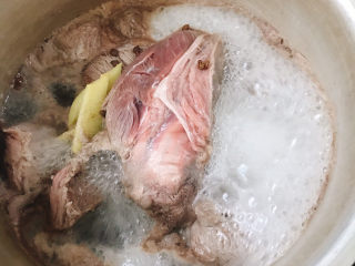 3、咖喱牛肉饭,煮至断生。