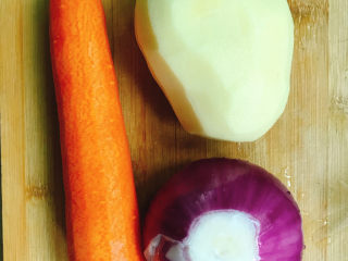 7、咖喱牛肉饭,压牛肉的时候准备好土豆、胡萝卜、洋葱。