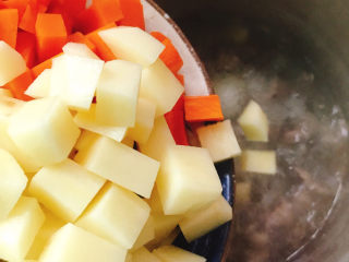 9、咖喱牛肉饭,倒入煮好的牛肉粒中。