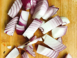 11、咖喱牛肉饭,洋葱切成粒。