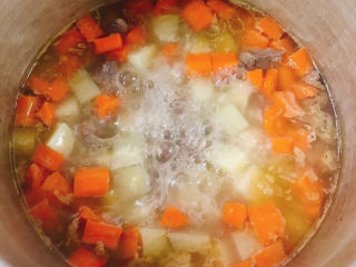 12、咖喱牛肉饭,土豆和胡萝卜已经煮软了。