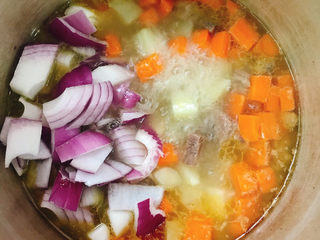 13、咖喱牛肉饭,放入洋葱粒