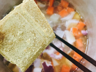 14、咖喱牛肉饭,放入咖喱块。