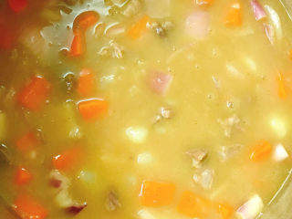 15、咖喱牛肉饭,调成最小火将咖喱慢慢熬化入味。