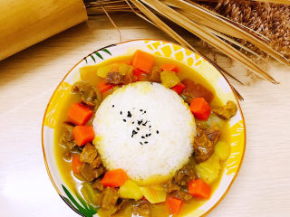 18、咖喱牛肉饭,装上咖喱牛肉，早上几颗黑芝麻。