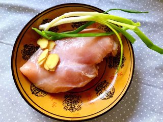 1、麻辣鸡丝,首先鸡胸肉清洗干净