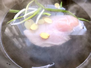 2、麻辣鸡丝,锅内放葱、姜、清水+鸡脯肉,大火炖煮