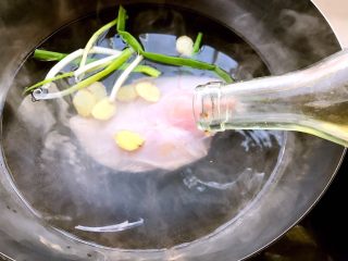 3、麻辣鸡丝,水开后,倒入少许料酒,转小火