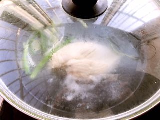 4、麻辣鸡丝,小火盖盖煮10分钟