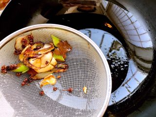 10、麻辣鸡丝,把所有调料捞出