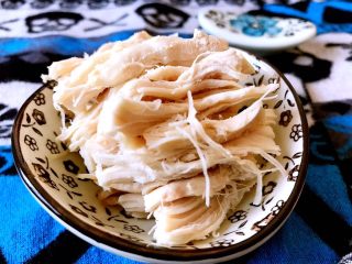 19、麻辣鸡丝,把撕好的鸡丝摆盘