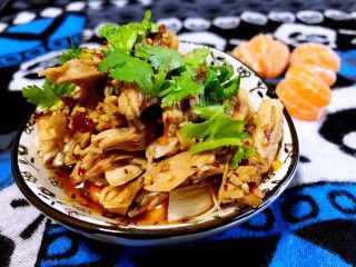 21、麻辣鸡丝,撒上几根香菜叶