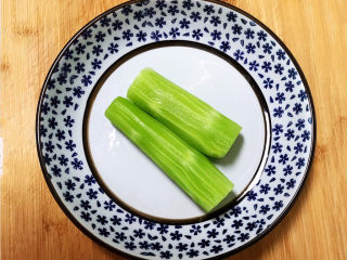 2、莴笋炒木耳,莴笋削皮后清洗干净