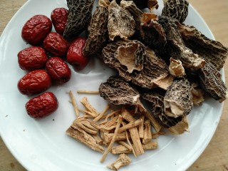 1、羊肚菌鸡汤,准备党参，羊肚菌，红枣