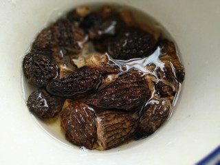 3、羊肚菌鸡汤,羊肚菌洗净提前浸泡