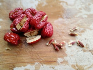 5、羊肚菌鸡汤,红枣去核