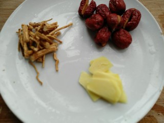 6、羊肚菌鸡汤,把党参过一下水