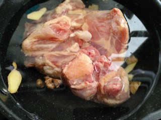 7、羊肚菌鸡汤,锅中放入适量水放入生姜皮，把土鸡放进去焯水