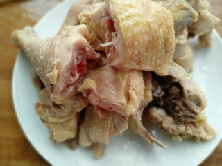 9、羊肚菌鸡汤,焯水过的鸡洗干净剁成块