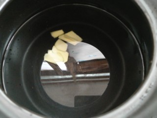 10、羊肚菌鸡汤,砂锅放入水，放入姜片煮开