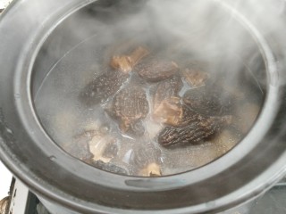 12、羊肚菌鸡汤,放入羊肚菌