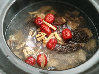13、羊肚菌鸡汤,放入党参和红枣