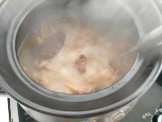 16、羊肚菌鸡汤,中途搅拌一下