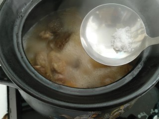 17、羊肚菌鸡汤,时间到了加入盐