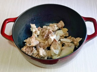 4、猴头菇鸡汤,将鸡块加入铁锅中。