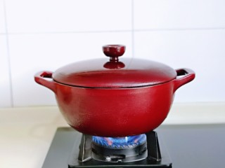 9、猴头菇鸡汤,盖上盖子,大火烧开。