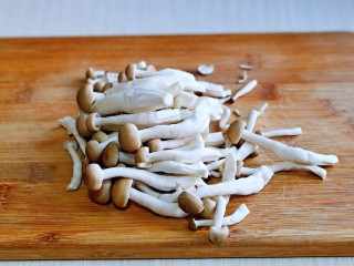 11、猴头菇鸡汤,菇去根,洗干净。